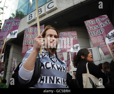 Demonstranten vor dem BBC-Fernsehzentrum im Westen Londons, vor dem Auftritt von BNP-Führer Nick Griffin zur Fragestunde später heute Abend. Stockfoto