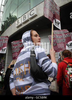 Demonstranten vor dem BBC-Fernsehzentrum im Westen Londons, vor dem Auftritt von BNP-Führer Nick Griffin zur Fragestunde später heute Abend. Stockfoto