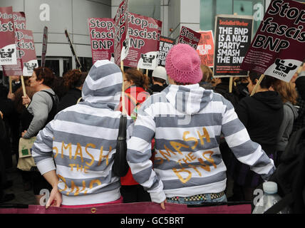 Demonstranten vor dem BBC-Fernsehzentrum im Westen Londons, vor dem Auftritt von BNP-Führer Nick Griffin zur Fragestunde später heute Abend. Stockfoto