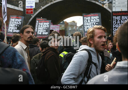 Demonstranten vor dem BBC-Fernsehzentrum in White City, West-London, vor dem Auftritt von BNP-Führer Nick Griffin zur Fragestunde später heute Abend. Stockfoto