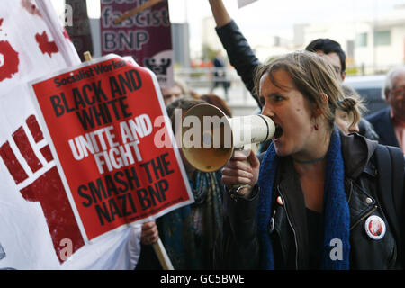 Demonstranten vor dem BBC-Fernsehzentrum in White City, West-London, vor dem Auftritt von BNP-Führer Nick Griffin zur Fragestunde später heute Abend. Stockfoto