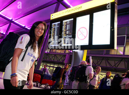 Natalie Fellowes kommt am Terminal 3 am Flughafen Heathrow an, wo sie sich einer Gruppe von Leuten anschließt, die zur Hilfe von Help for Heroes den Kilimanjaro besteigen. Stockfoto