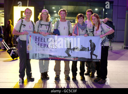 (Von links nach rechts) Bryn Parry, Emma Parry (Mitbegründer von Help for Heroes), Tom Parry, Sophie Parry, Jon Neale und Louisa Parry kommen am Terminal 3 des Flughafens Heathrow an, wo sie sich einer Gruppe von Menschen anschließen, die zur Hilfe von Help for Heroes den Kilimanjaro besteigen. Stockfoto