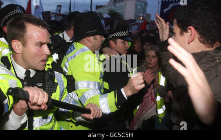 Polizei und Demonstranten stoßen vor dem BBC-Fernsehzentrum in White City, West-London, zusammen, während BNP-Chef Nick Griffin zur Fragestunde erscheint. Stockfoto