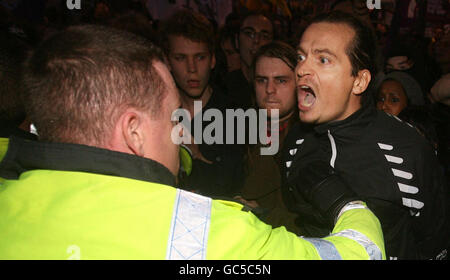 Polizei und Demonstranten stoßen vor dem BBC-Fernsehzentrum in White City, West-London, zusammen, während BNP-Chef Nick Griffin zur Fragestunde erscheint. Stockfoto