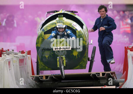 Joe Cooney springt in einem Auto namens Yellow Sub auf die Rampe während des SOAP Box Derby-Events, das Teil des jährlichen Pumpkin-Festivals in Virginia, Co Cavan, Irland war. Stockfoto