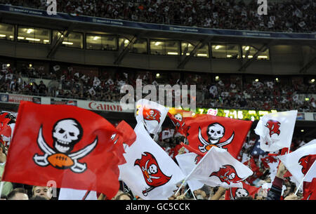 Fans von Tampa Bay Buccaneers während des NFL-Spiels in Wembley in London. Stockfoto
