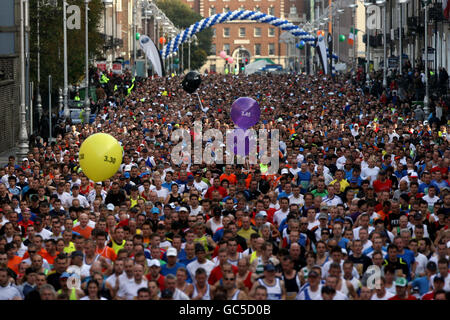 Eine Rekordmarke von 12,750 Menschen nehmen am Dublin City Marathon, Dublin, Irland, Teil. Stockfoto