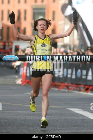 Die ukrainische Katerina Stetsenko of the gewinnt das Frauenrennen beim Dublin City Marathon, Dublin, Irland. Stockfoto