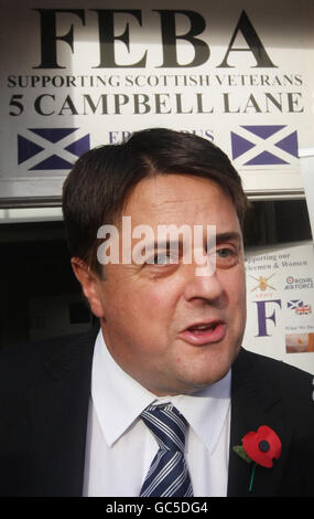 Nick Griffin, Vorsitzender der britischen Nationalpartei, besuchte Veteranen und unterstützte die Hilfsorganisation FEBA in Hamilton, Schottland. Stockfoto