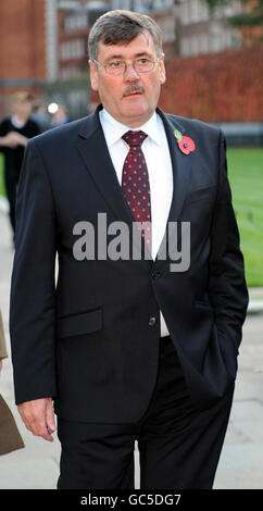 Verteidigungsminister Bob Ainsworth über Abingdon Green, nachdem er Fernsehinterviews gegeben hatte, in denen er sich kritisch über die Mod zeigte, über die Explosion der RAF Nimrod, bei der 14 britische Dienstpersonal ums Leben kamen. Stockfoto