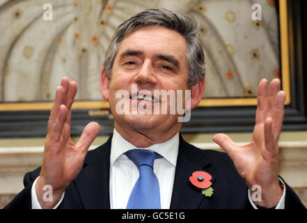Der britische Premierminister Gordon Brown spricht bei einem Empfang in der Downing Street, London, zu Vertretern der SSAFA (Soldiers, Sailors, Airmen and Families Association). Stockfoto