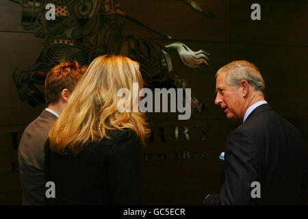 Der Prinz von Wales wird von Burberry-Geschäftsführerin Angela Ahrendts und Creative Director Christopher Bailey begrüßt, als er offiziell die neue globale Burberry-Zentrale im Horseferry House in Westminster, im Zentrum von London, eröffnet. Stockfoto