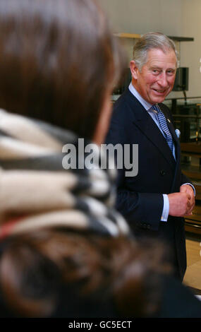 Dem Prince of Wales wird der berühmte Burberry-Check gezeigt, als er offiziell das neue globale Burberry-Hauptquartier im Horseferry House in Westminster, im Zentrum von London, eröffnet. Stockfoto