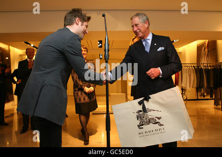 Der Prince Of Wales eröffnet neue Burberry HQ Stockfoto