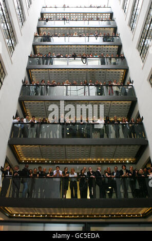 Burberry-Mitarbeiter heißen den Prince of Wales willkommen, als er offiziell die neue globale Unternehmenszentrale von Burberry im Horseferry House in Westminster, im Zentrum von London, eröffnet. Stockfoto