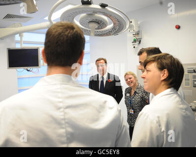 Der konservative Parteivorsitzende David Cameron (hinten Mitte) trifft sich mit Mitarbeitern des Royal Marsden Hospital in London. Stockfoto