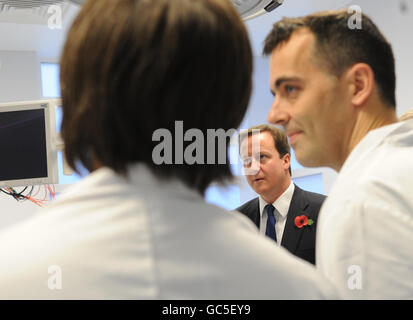 Der konservative Parteivorsitzende David Cameron (Mitte) bei einem Besuch im Royal Marshden Hospital in London. Stockfoto