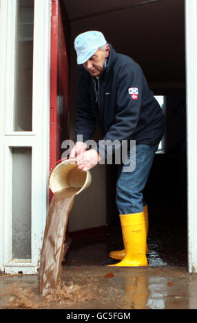 Die Einheimischen räumen ihre Häuser in der Stonehaven High Street in Aberdeenshire, nachdem der Fluss Carron seine Ufer sprengte und in der Küstenstadt Überschwemmungen verursachte. Stockfoto