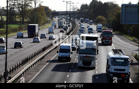 Ein Blick auf den Verkehr auf der Autobahn M1 bei Watford Gap Services, da der 50. Jahrestag der Eröffnung der Autobahn markiert ist. Stockfoto