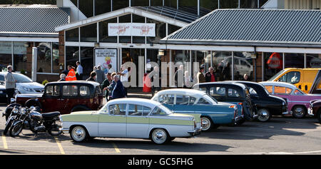 Autoliebhaber treffen sich bei Watford Gap Services auf der Autobahn M1, da der 50. Jahrestag der Eröffnung der Autobahn markiert ist. Stockfoto