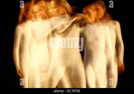 Tänzer der Rambert Dance Company führen die Comedy of Change während einer Probe in Sadler's Wells im Zentrum Londons auf. Stockfoto