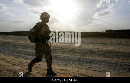 Ein Soldat aus 2 Kompanie, 1. Bataillon Coldstream Guards, Mentoren von Offizieren der afghanischen Nationalpolizei in einem Gebiet westlich von Lashkar Gah in der Nähe der Patrouille Bolan, Afghanistan. Stockfoto