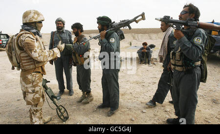 Soldaten der 2 Kompanie, 1. Bataillon Coldstream Guards, Mentoren von Offizieren der afghanischen Nationalpolizei in einem Gebiet westlich von Lashkar Gah in der Nähe der Patrouille Bolan, Afghanistan. Stockfoto