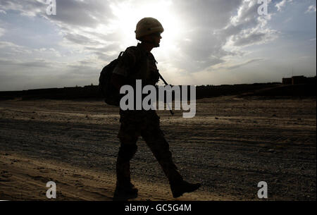 Ein Soldat aus 2 Kompanie, 1. Bataillon Coldstream Guards, Mentoren von Offizieren der afghanischen Nationalpolizei in einem Gebiet westlich von Lashkar Gah in der Nähe der Patrouille Bolan, Afghanistan. Stockfoto