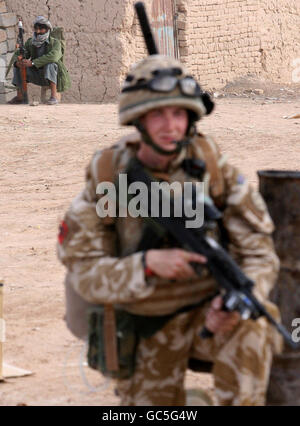 Soldaten der 2 Kompanie, 1. Bataillon Coldstream Guards, Mentoren von Offizieren der afghanischen Nationalpolizei in einem Gebiet westlich von Lashkar Gah in der Nähe der Patrouille Bolan, Afghanistan. Stockfoto