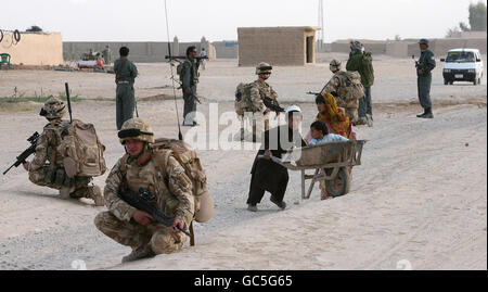 Soldaten der 2 Kompanie, 1. Bataillon Coldstream Guards, Mentoren von Offizieren der afghanischen Nationalpolizei in einem Gebiet westlich von Lashkar Gah in der Nähe der Patrouille Bolan, Afghanistan. Stockfoto