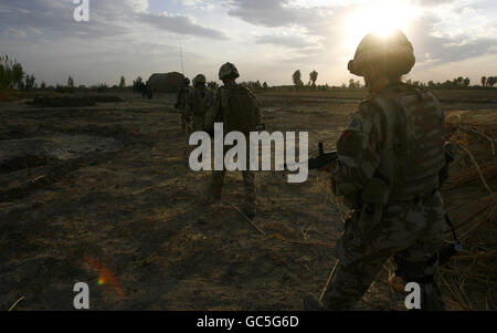 Soldaten der 2 Kompanie, 1. Bataillon Coldstream Guards, Mentoren von Offizieren der afghanischen Nationalpolizei in einem Gebiet westlich von Lashkar Gah in der Nähe der Patrouille Bolan, Afghanistan. Stockfoto