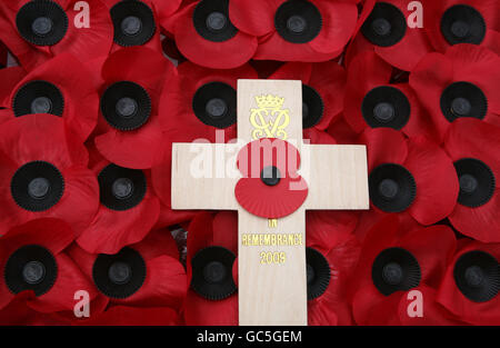 Mohnblumen und ein Kreuz im Garden of Remembrance in Westminster Abbey in London. Stockfoto