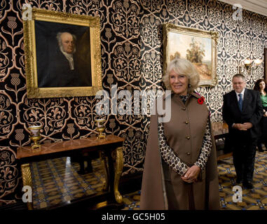 Die Herzogin von Cornwall steht vor einem Porträt ihres großen, großen, Urgroßvaters Sir Allan Napier MacNab, bei einem Besuch im Dundurn Castle, in York Boulevard, Hamilton, Ontario, Kanada, Die von ihrem Königlichen Hoheit großen, großen, Urgroßvater Sir Allan Napier MacNab im Jahr 1835 beendet wurde. Stockfoto