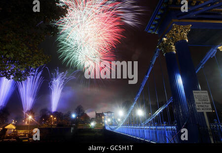 Feuerwerk am Lagerfeuer. Feuerwerk über dem Fluss Clyde in Glasgow. Stockfoto