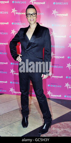 Der Fernsehmoderator Gok Wan kommt bei den Stonewall Awards 2009 im Londoner Victoria and Albert Museum in Kensington an. Stockfoto