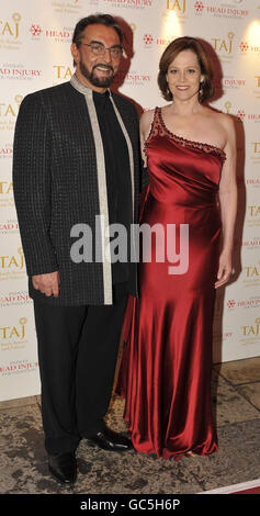 Sigourney Weaver und der indische Schauspieler Kabir Bedi kommen zur Royal Rajasthan Gala im Banqueting House in Whitehall in London. Stockfoto