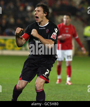 Darius Henderson von Sheffield United feiert den ersten seiner beiden Elfmeter während des Coca-Cola Championship-Spiels in Oakwell, Barnsley. Stockfoto