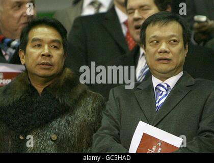 Eigentümer Carson Yeoung (links) und Vorsitzender Vico Hui in Birmingham (Rechts) in den Tribünen Stockfoto