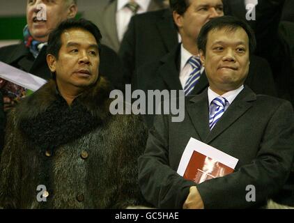 Fußball - Barclays Premier League - Liverpool - Birmingham City - Anfield. Der Eigentümer Carson Yeoung (links) und der Vorsitzende Vico Hui (rechts) von Birmingham City auf den Tribünen Stockfoto