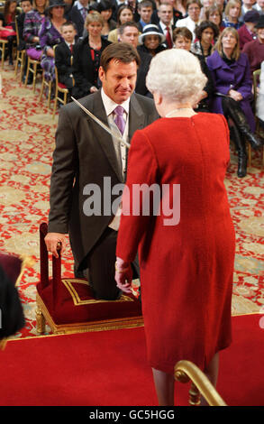 Der Golfer Sir Nick Faldo aus Maidenhead wird von der Queen im Schloss Windsor zum Ritter geschlagen. Stockfoto