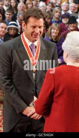 Der Golfer Sir Nick Faldo aus Maidenhead wird von der Queen im Schloss Windsor zum Ritter geschlagen. Stockfoto