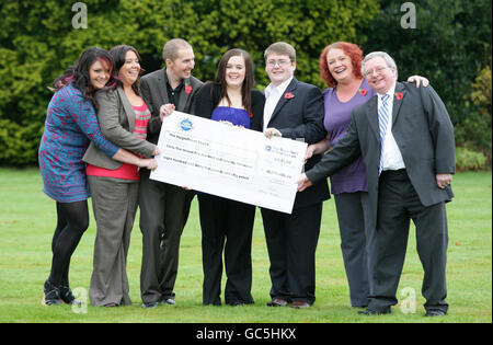 (Von links nach rechts) Emma Cartwight, Ceri Scullion, Sean Connor, Alex Parry, James Bennett, Donna Rhodes und John Walsh feiern, nachdem sie am Samstag beim EuroMillions-Jackpot in Thornton Hough, Wirral, 45 Millionen gewonnen haben. Stockfoto