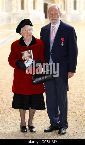 Michael ward aus Staffordshire zeigt stolz seinen MBE, nachdem er ihn von der britischen Königin Elizabeth II. Im Schloss Windsor erhalten hat. Seine Mutter Lilian feierte heute ihren 100. Geburtstag und erhielt ihre Geburtstagskarte von der Königin während der Zeremonie. Stockfoto