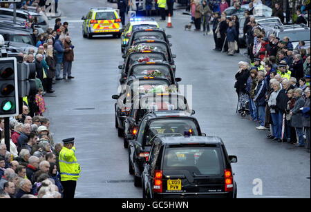 Trauernde zollen ihren Respekt als die Särge von Warrant Officer Class 1 Darren Chant, 40, Sergeant Matthew Telford, 37, Guardsman Jimmy Major, 18, von der Grenadier Guards, Corporal Steven Boote, 22, Corporal Nicholas Webster-Smith, 24, von der Royal Military Police, Und Serjeant Phillip Scott, 30, ab dem 3. Bataillon passieren die Gewehre das Dorf Wootton Bassett in Wiltshire während ihrer heutigen Rückführung. Stockfoto