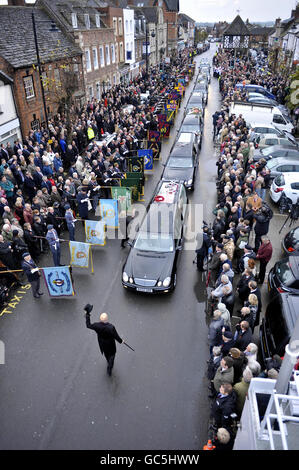 Trauernde zollen ihren Respekt als die Särge von Warrant Officer Class 1 Darren Chant, 40, Sergeant Matthew Telford, 37, Guardsman Jimmy Major, 18, von der Grenadier Guards, Corporal Steven Boote, 22, Corporal Nicholas Webster-Smith, 24, von der Royal Military Police, Und Serjeant Phillip Scott, 30, ab dem 3. Bataillon passieren die Gewehre das Dorf Wootton Bassett in Wiltshire während ihrer heutigen Rückführung. Stockfoto