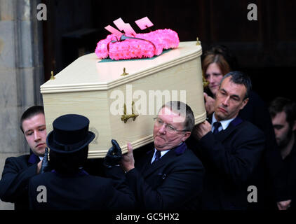Der Sarg des ermordeten Teenagers Ashleigh Hall verlässt während ihrer Beerdigung die St. Cuthberts Church, Darlington. Stockfoto