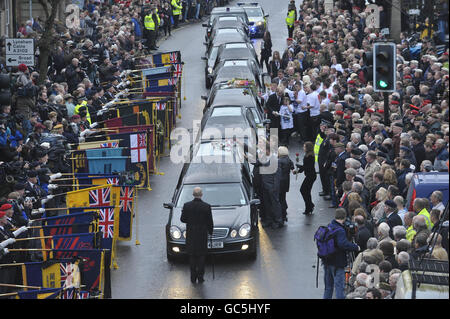 Die Trauernden legen Blumen auf den Cortege, der die Särge von Warrant Officer Class 1 trägt Darren Chant, 40, Sergeant Matthew Telford, 37, Guardsman Jimmy Major, 18, von der Grenadier Guards, Corporal Steven Boote, 22, Corporal Nicholas Webster-Smith, 24, von der Royal Military Police, Und Serjeant Phillip Scott, 30, ab dem 3. Bataillon passieren die Gewehre das Dorf Wootton Bassett in Wiltshire während ihrer heutigen Rückführung. Stockfoto