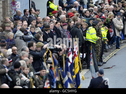 BNP-Chef Nick Griffin (Mitte) nimmt an der Repatriierungs-Parade für sechs in Afghanistan getötete Soldaten in Wootton Bassett, Wiltshire, Teil. Stockfoto