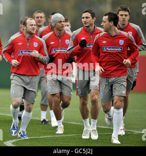 Englands Wayne Rooney (links) chattet mit Kapitän John Terry (rechts) während einer Trainingseinheit in London Colney, Hertfordshire. Stockfoto